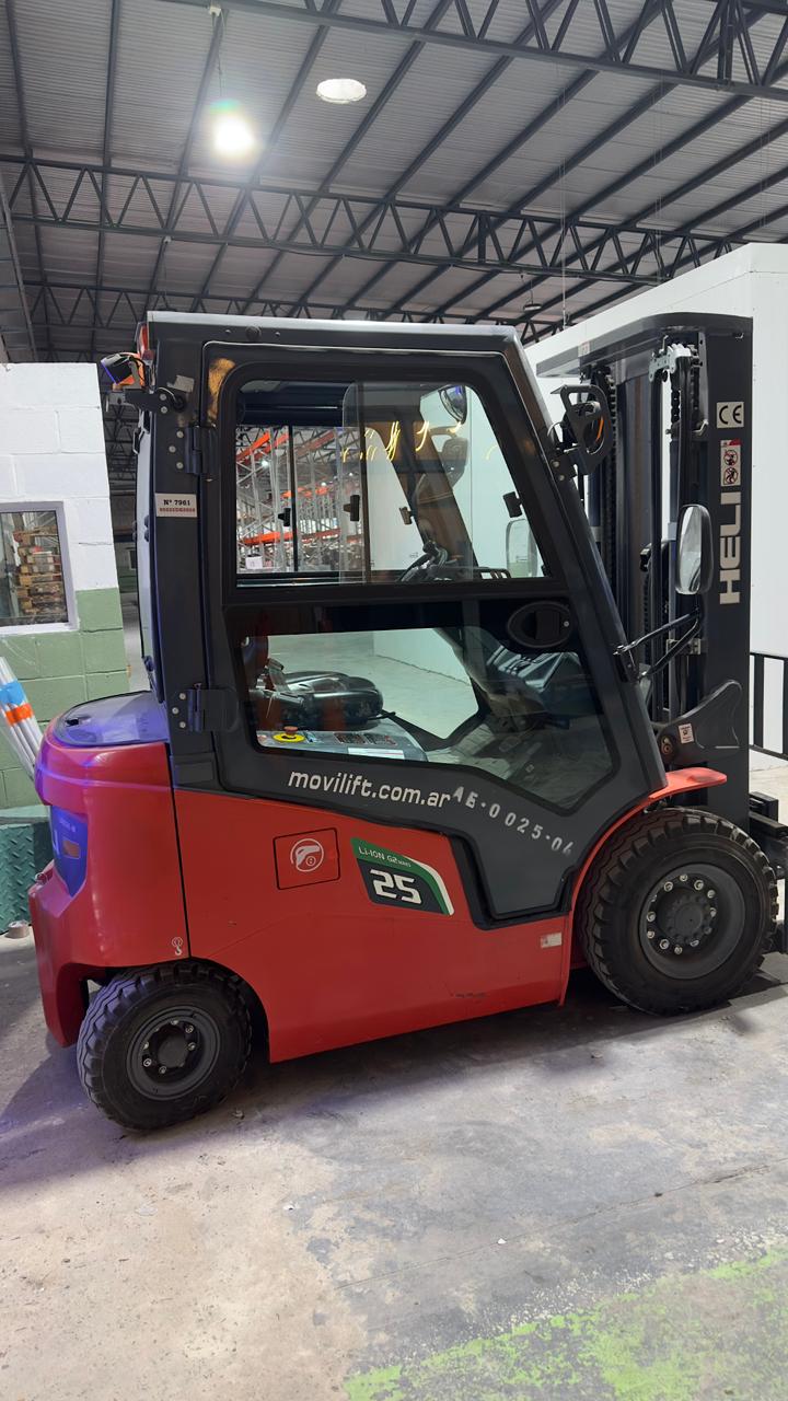 Autoelevador operando en almacén logístico zona oeste