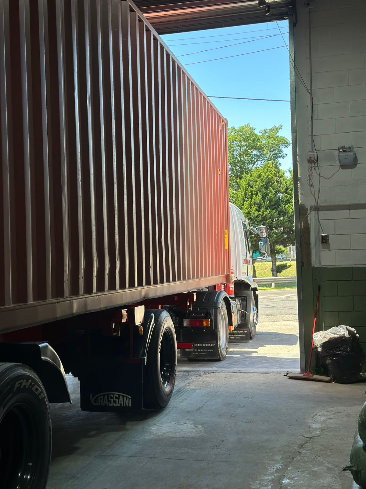 Desconsolidado de contenedores importación en depósito Tres de Febrero